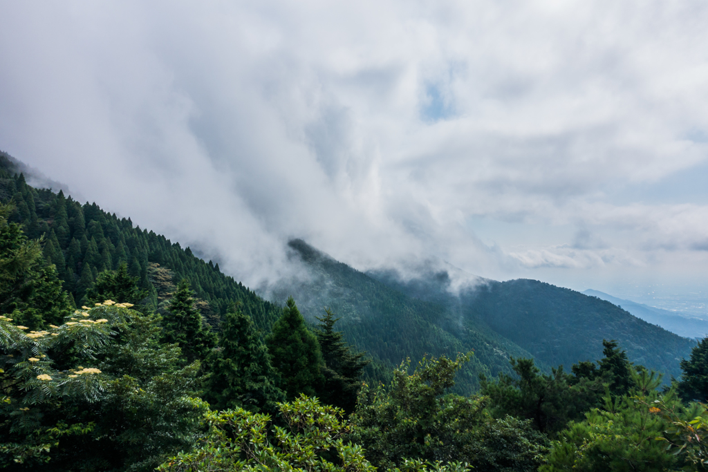 山越える雲