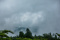 雲の下に水田