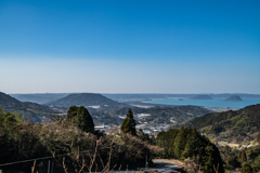 県道から鏡山と唐津湾