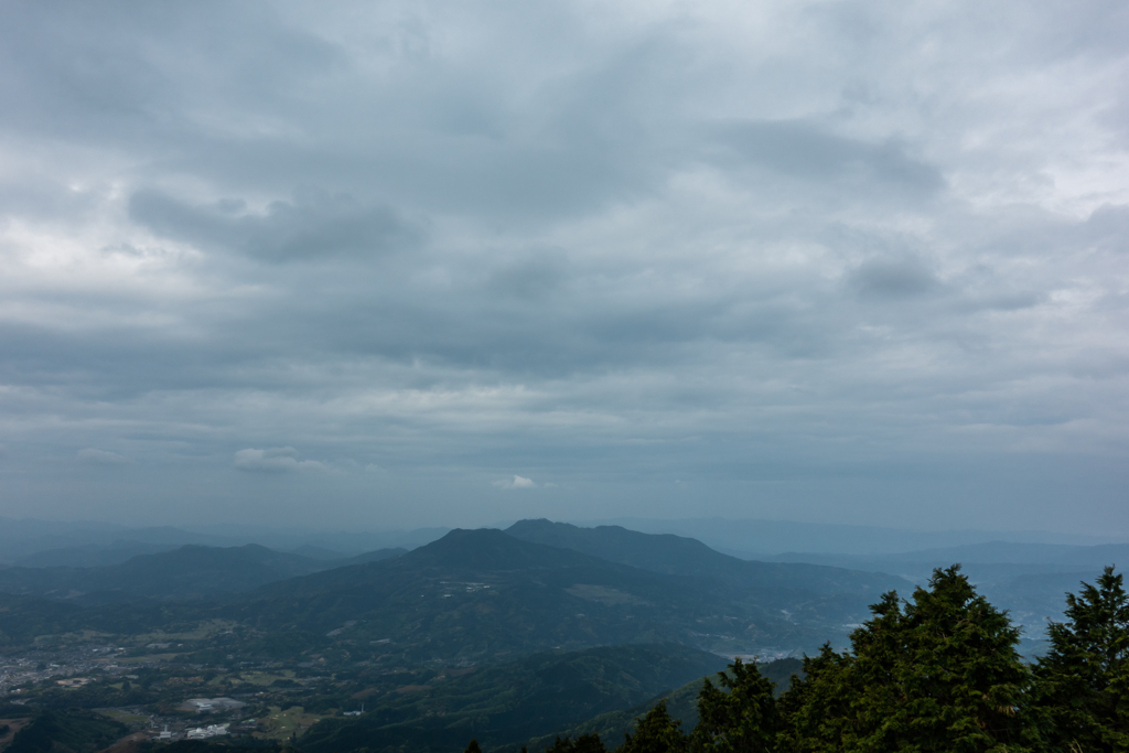 曇り空の八幡岳