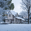 雪の朝の洋館
