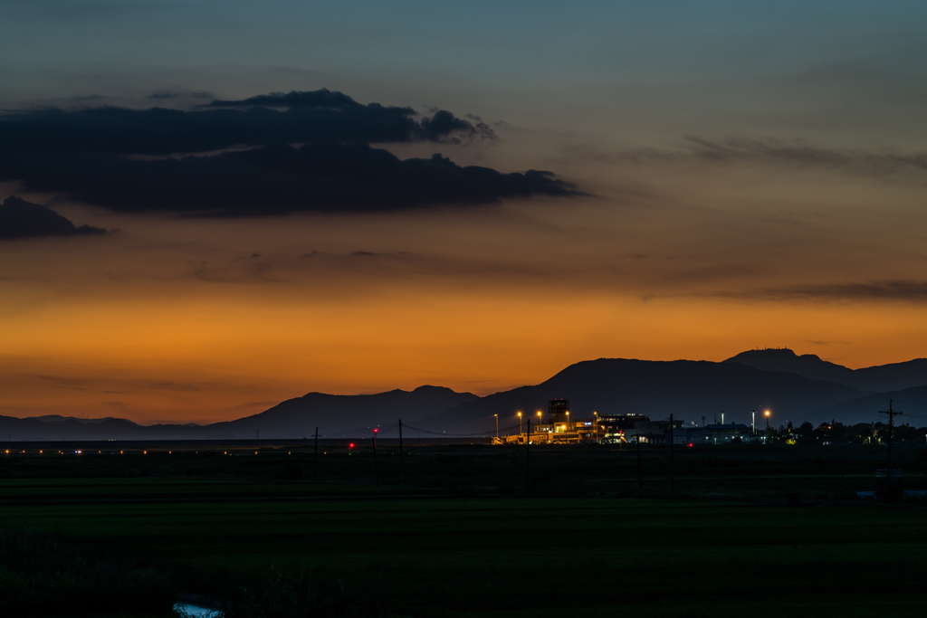 夕闇の空港