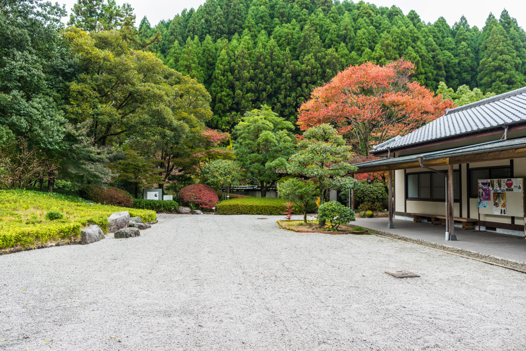 東原庠舎の庭