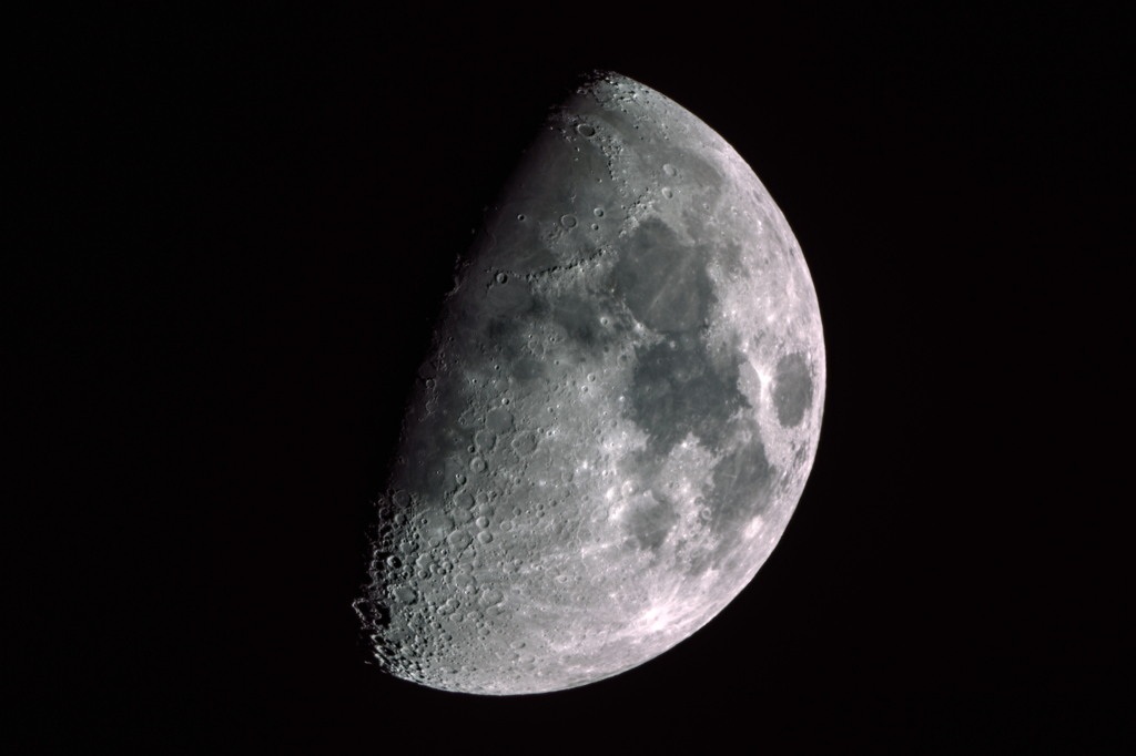今日の月（月齢8.4日）
