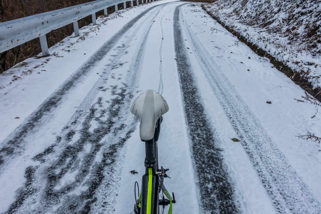 雪の林道-2