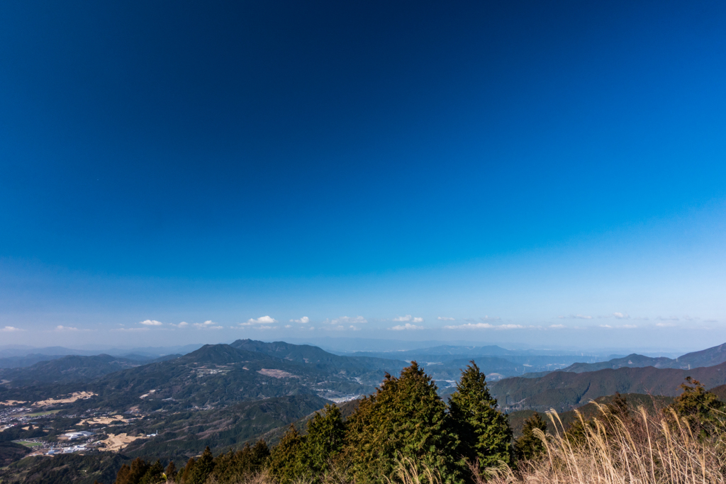 八幡岳と伊万里湾
