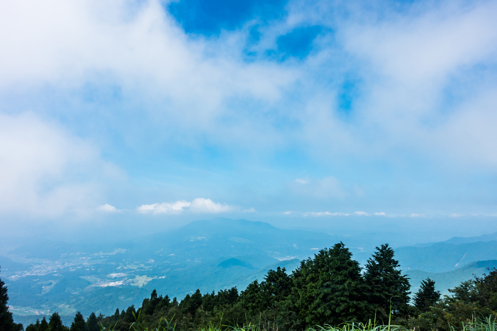 霞む八幡岳