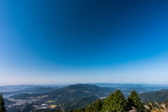 青空の下の八幡岳