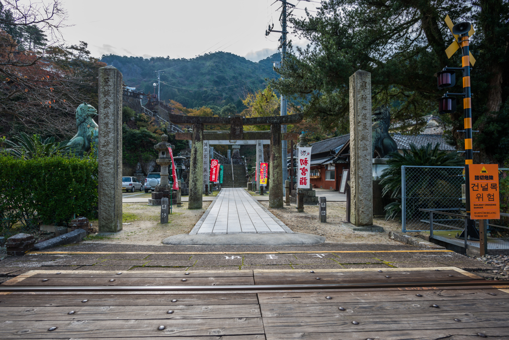 陶山神社境内の踏切