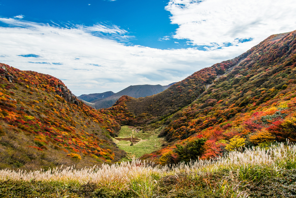 南北峰の間から