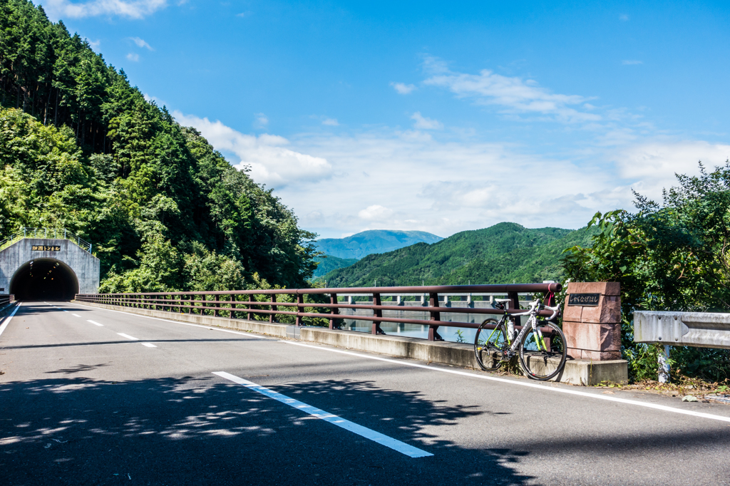嘉瀬川ダムと天山