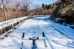 雪道とロードバイク
