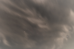 雲の向こうに流星