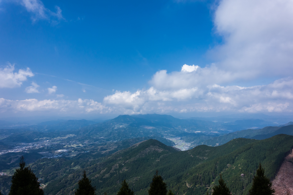 雲をかぶる八幡岳