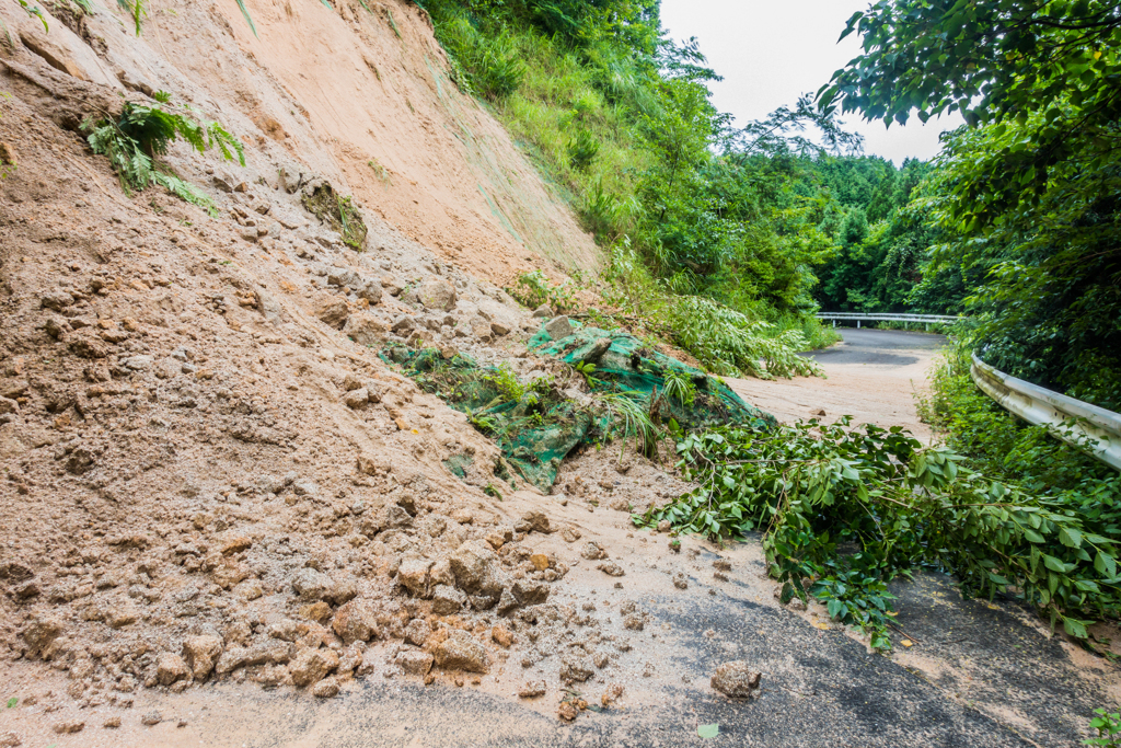 林道の法面崩壊-1