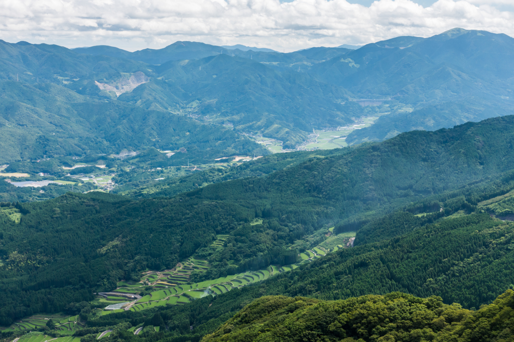 八幡岳山頂から棚田を見下ろす
