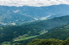 八幡岳山頂から棚田を見下ろす