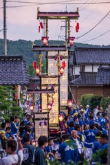並