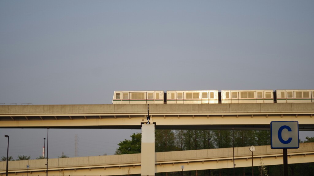 夕焼けに光る車体