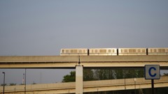 夕焼けに光る車体