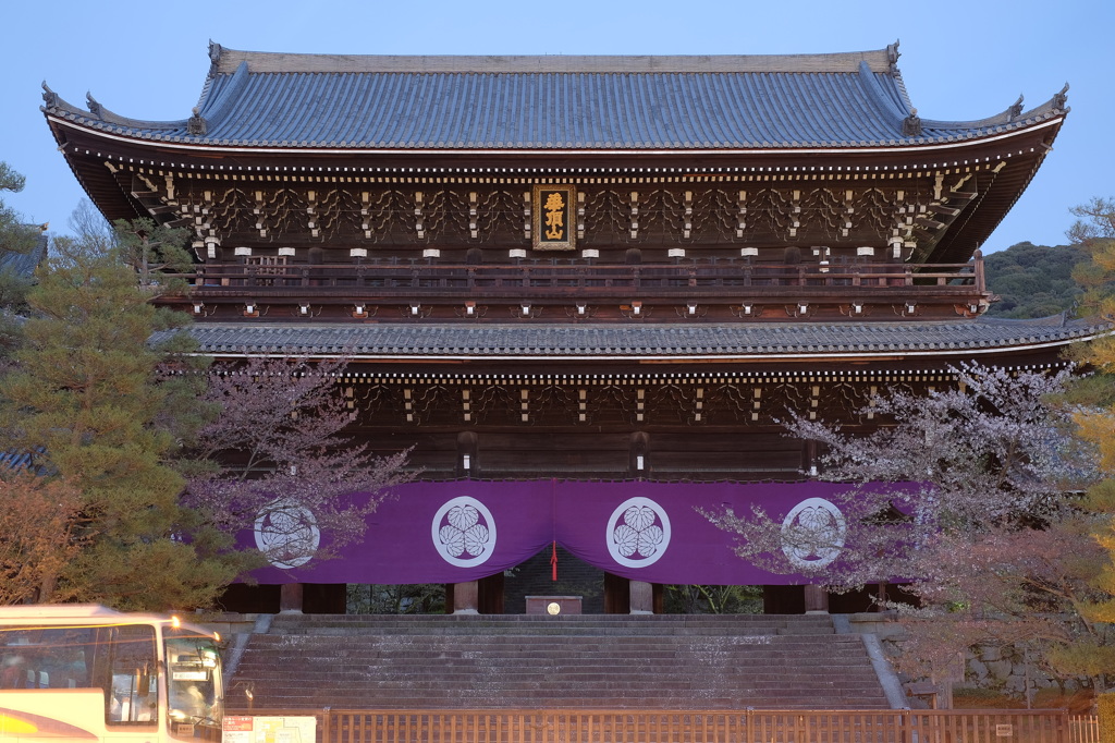 知恩院三門よ私は帰って来た・・・って何故バスが来る(ーー;)