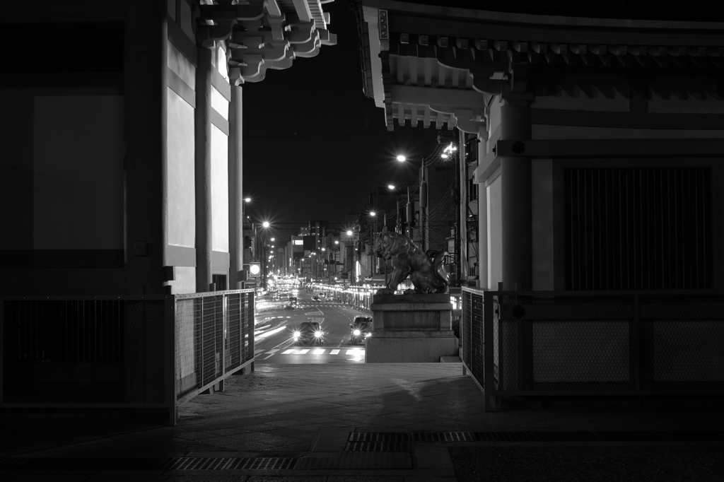 八坂神社より四条通を望む