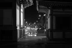 八坂神社より四条通を望む