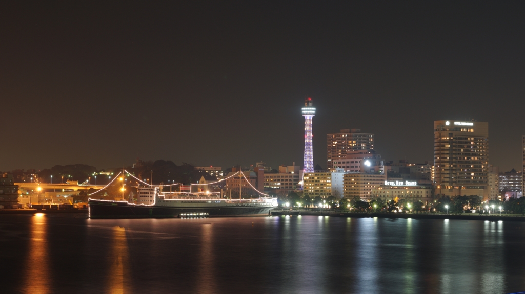嗚呼、冬休み～⑬横浜港大桟橋よりマリンタワー、氷川丸を望む
