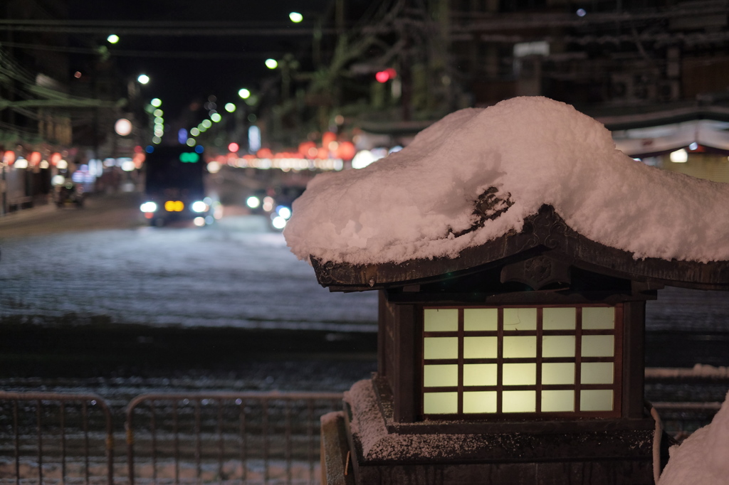 八坂神社楼門より四条通を望む　2015/01/01