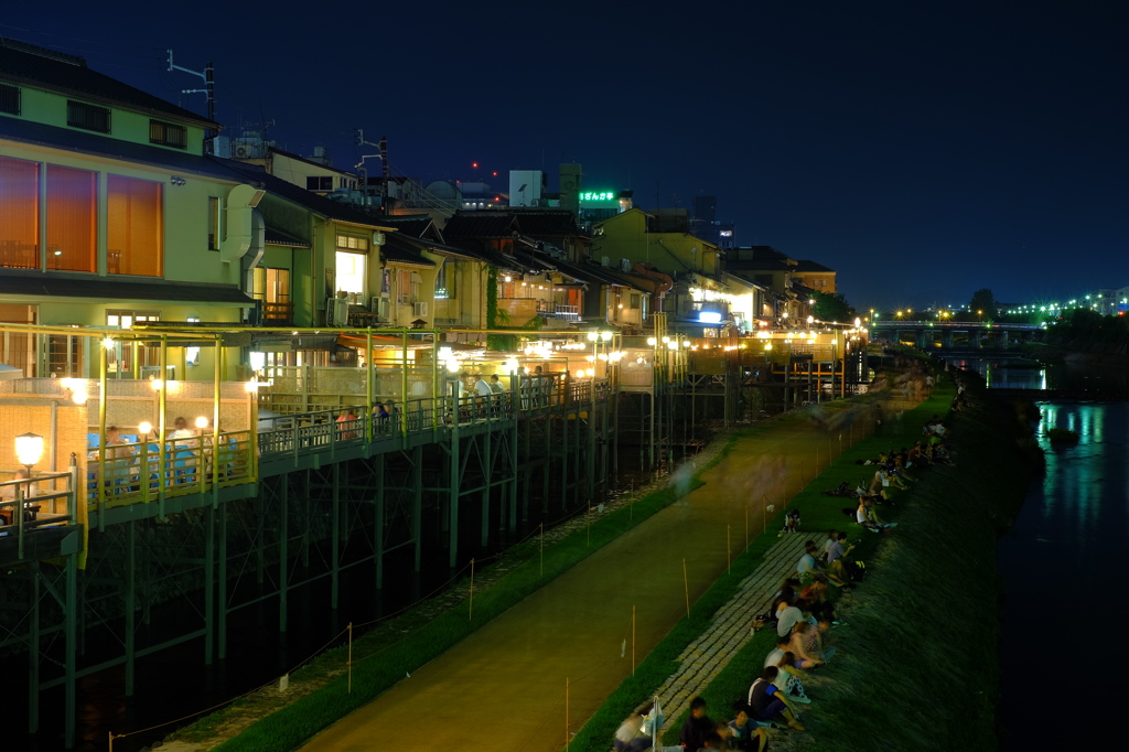 四条大橋より川床を望む