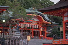 伏見稲荷　外拝殿脇より本殿を望む
