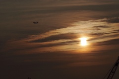 夕日と飛行機とクレーンと