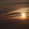 夕日と飛行機とクレーンと