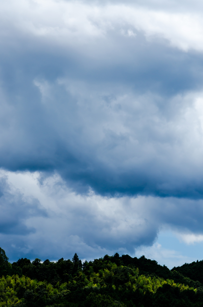 重なる重い雲