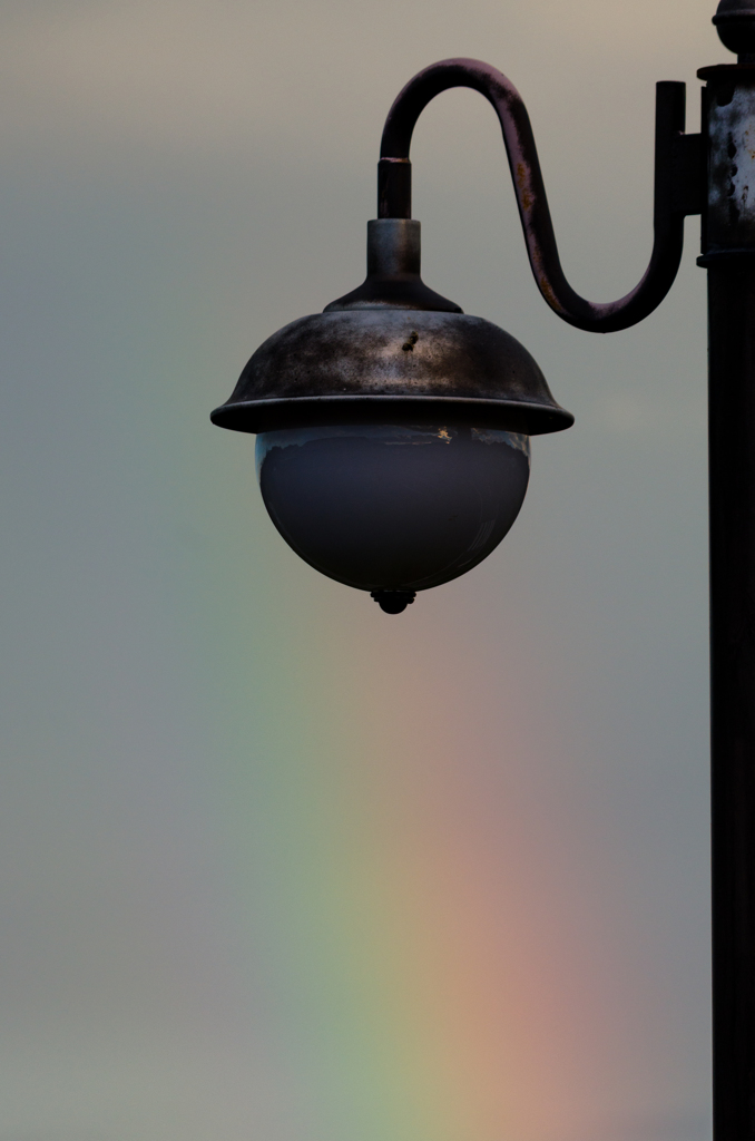 街灯と虹