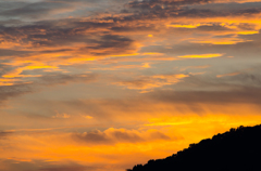 夕日の山影