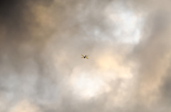 曇り空の下で