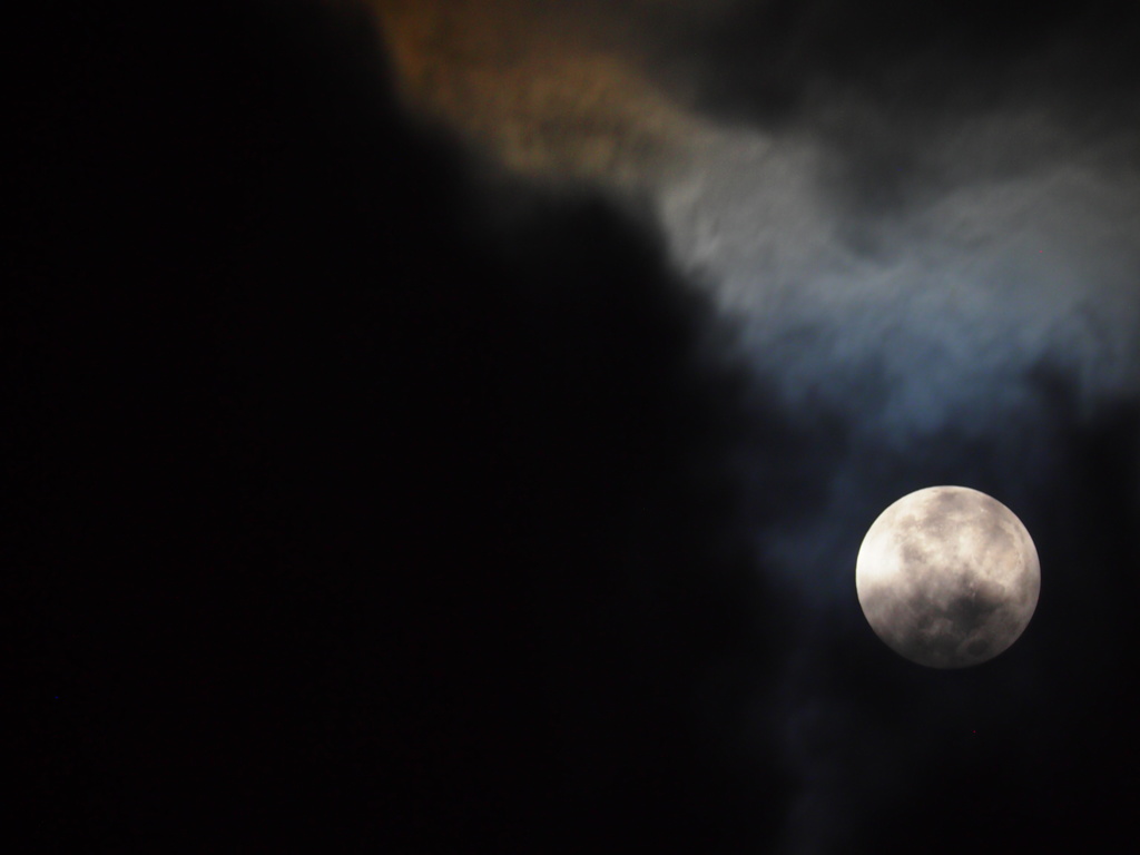 .月食も　終わりてつきの　雲隠れ