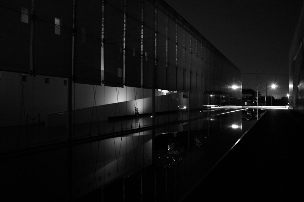水を湛えた夜の回廊