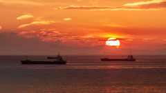 夕日を運ぶ貨物船