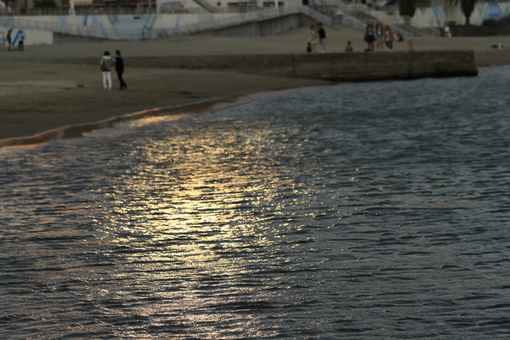 日暮れの浜辺