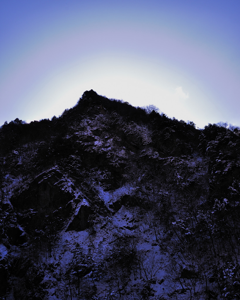 峰に架かる虹