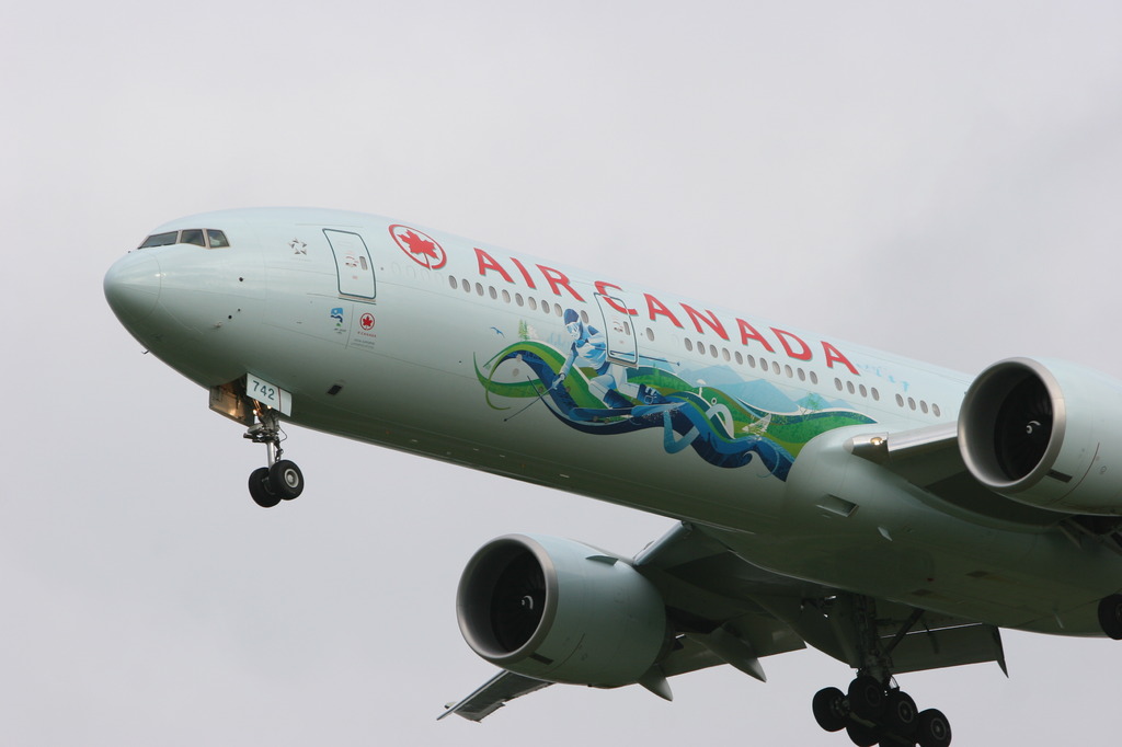 Air Canada Boeing 777-333/ER 