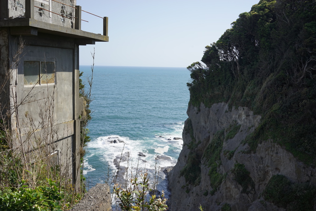 初夏の江の島 断崖の家の向こうの海