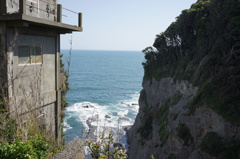 初夏の江の島 断崖の家の向こうの海