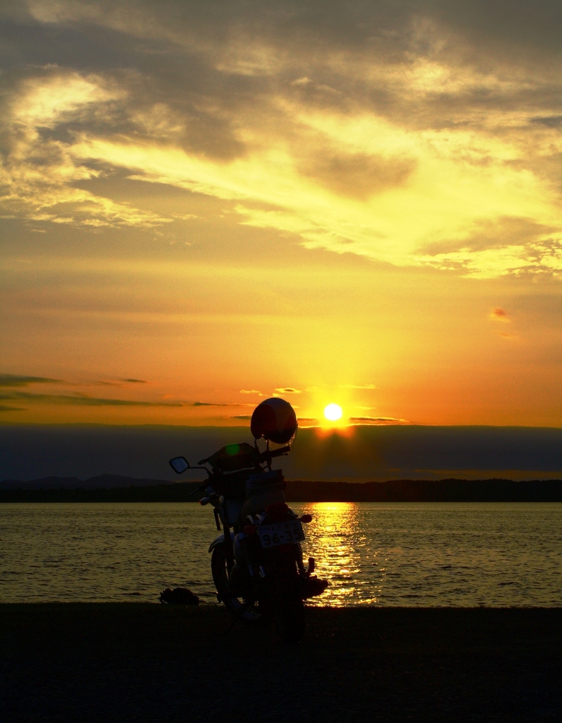 旅の途中、夕日とバイク