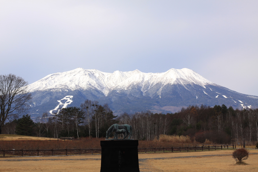 御岳山と木曽馬