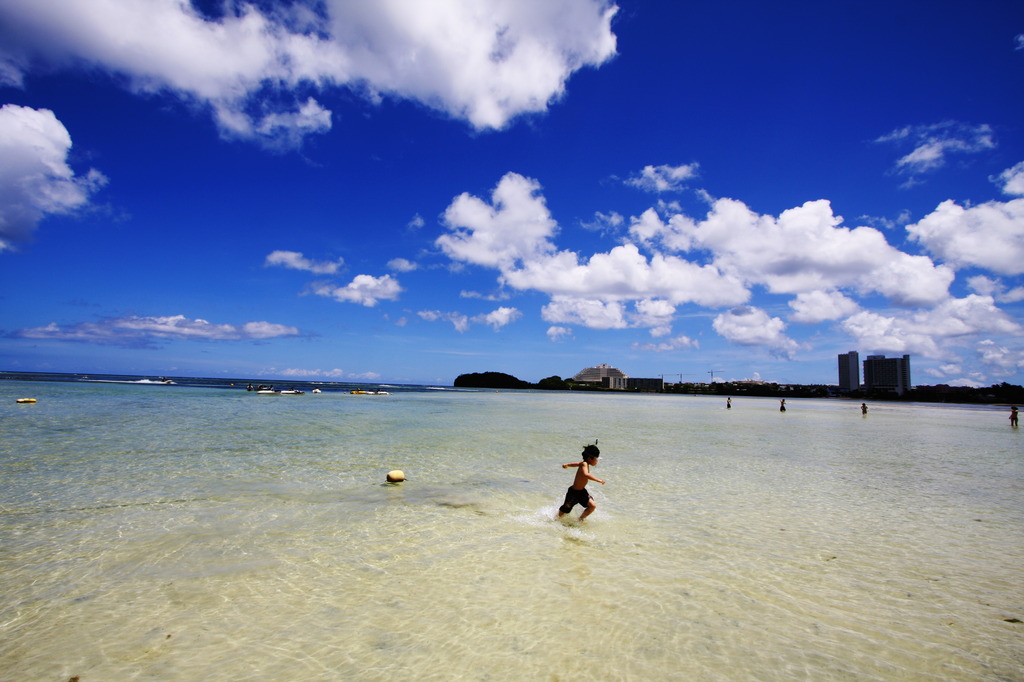 青い空と海と少年