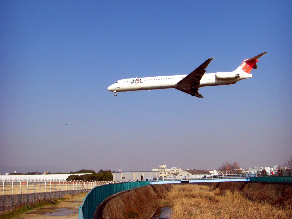 迫る飛行機