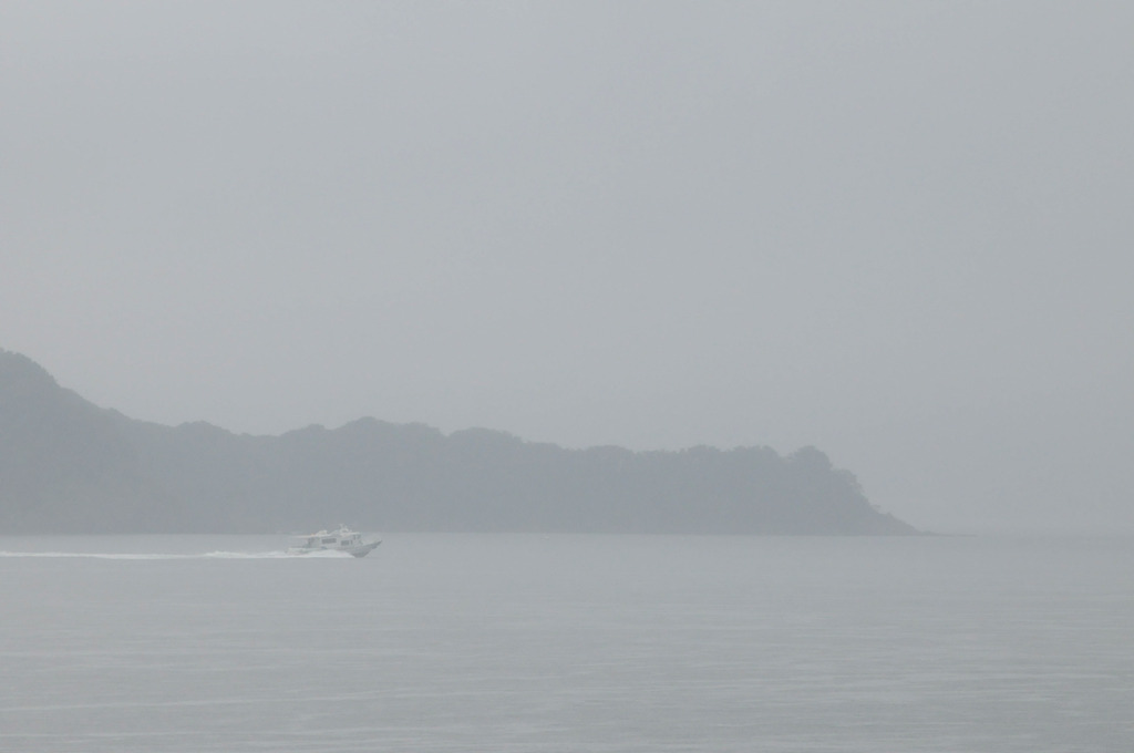 モノクロームの海を行く